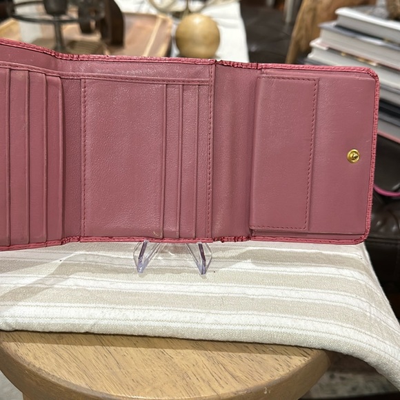 Authentic Prada Vitello Move Bi-Color Tri-Fold Compact Wallet in Petalo & Peonia - Picture 15 of 16